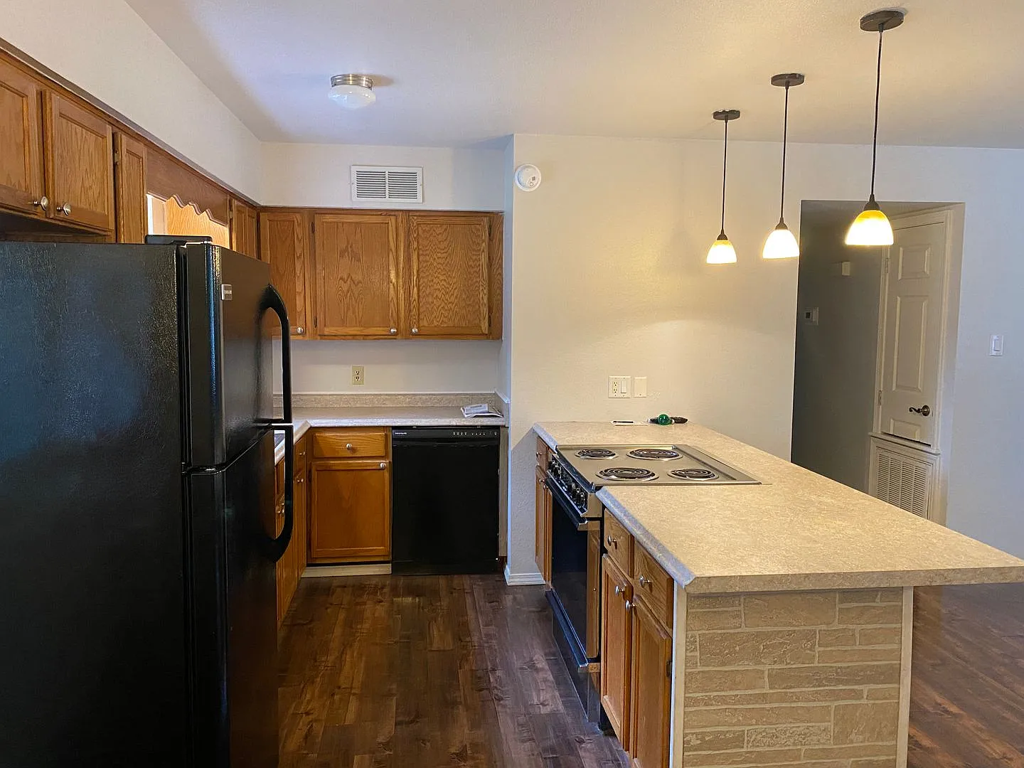 Come take a look at this nice 3 bedroom 1 1/2-bathroom home — Photo 4