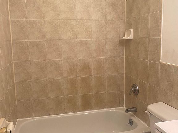 3rd image of 916 Hollywood Ave #2