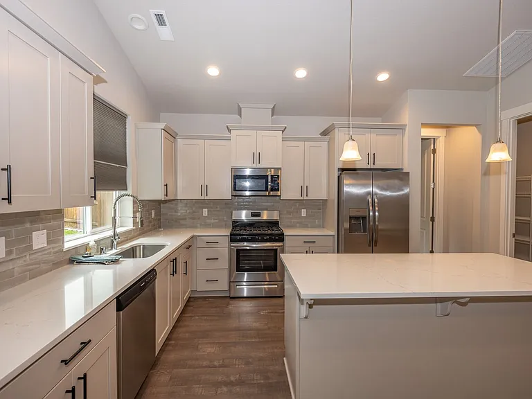 4507 NE 182nd St — Photo 4