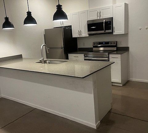 4th image of 902 S 6th Ave #211