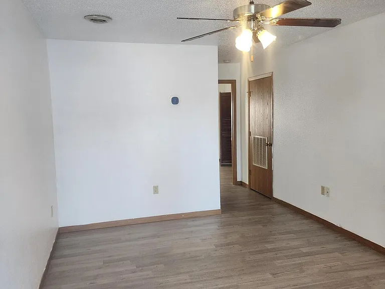 180 Ashwood Dr #C — Photo 3