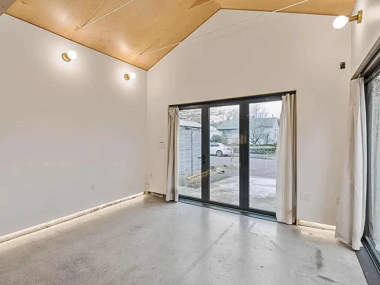 6358 NE 37th Ave — Photo 18