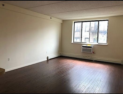 4th image of 210 E 118th St #530