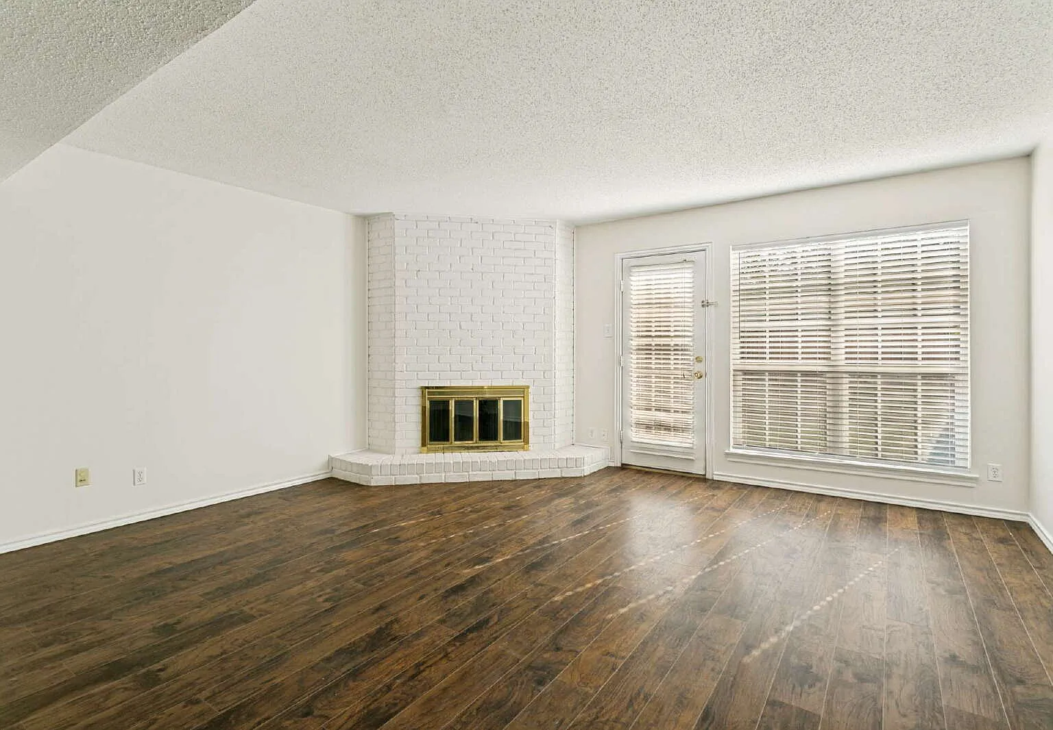 2 bed, 1.5 bath, 1140 sqft, $1,550 — Photo 2