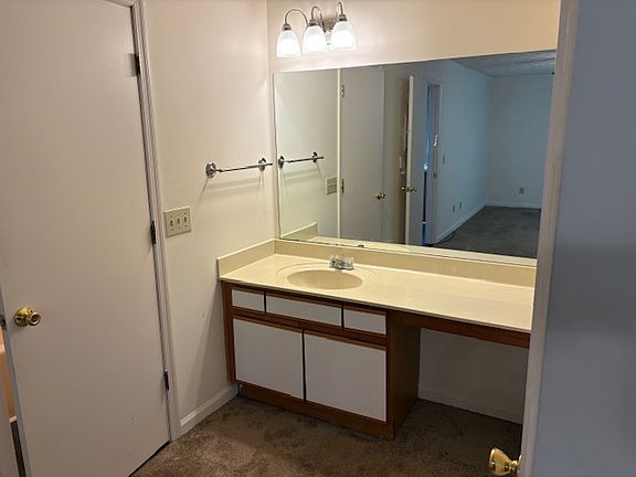 5th image of 602 Creekview Ter