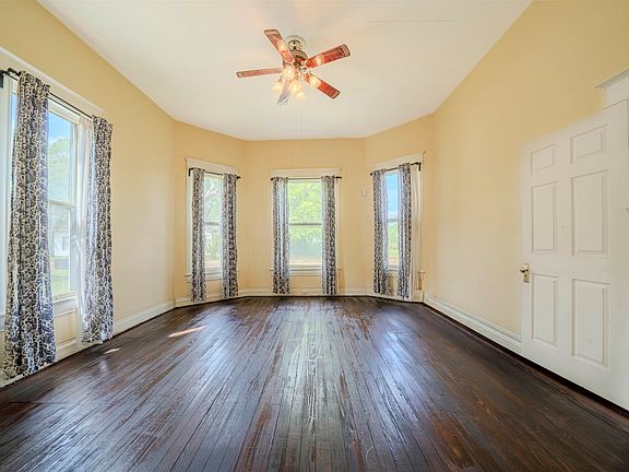 3rd image of 1306 E Fannin St
