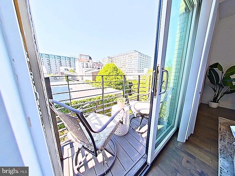 421 Wallace St — Photo 24