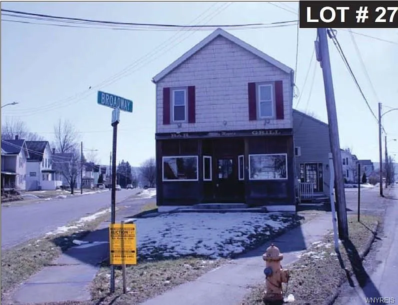 405 Broadway St photo 1