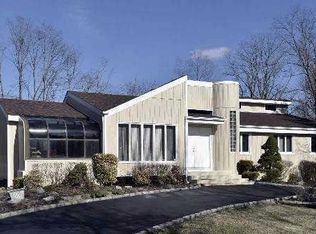 3 Threepence Dr, Melville, NY 11747