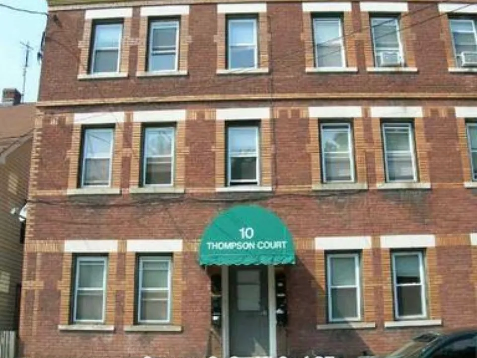 10 Thompson Ct #4