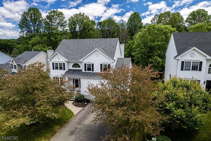 1st image of 8 Steeplechase Way