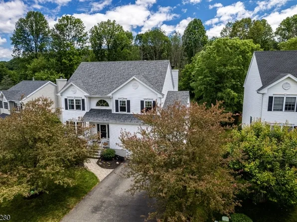 8 Steeplechase Way, Washington Twp., NJ 07840
