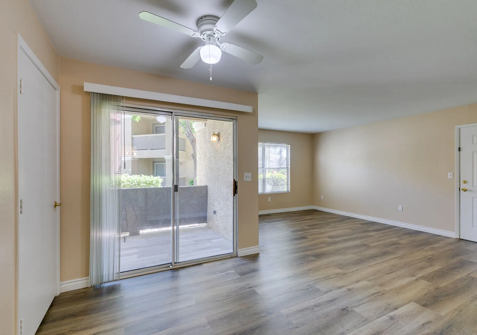 Beautiful 2Bed/2Bath First Floor Condo located in Silverado Ranch — Photo 2