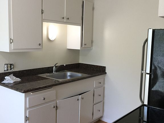 2nd image of 822 Grove St APT 6