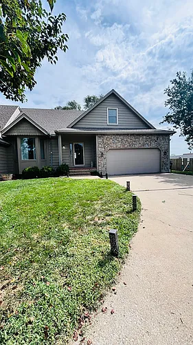 2206 Greenbrier Dr Photo 1