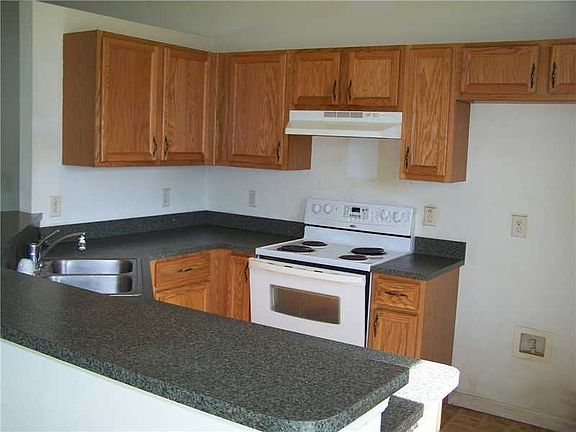 4th image of 715 S Cedar Ave