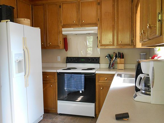 Nice kitchen w/pantry and appliances