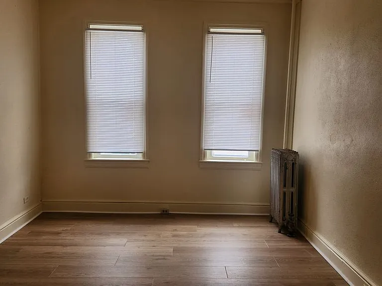 582 W King St — Photo 2