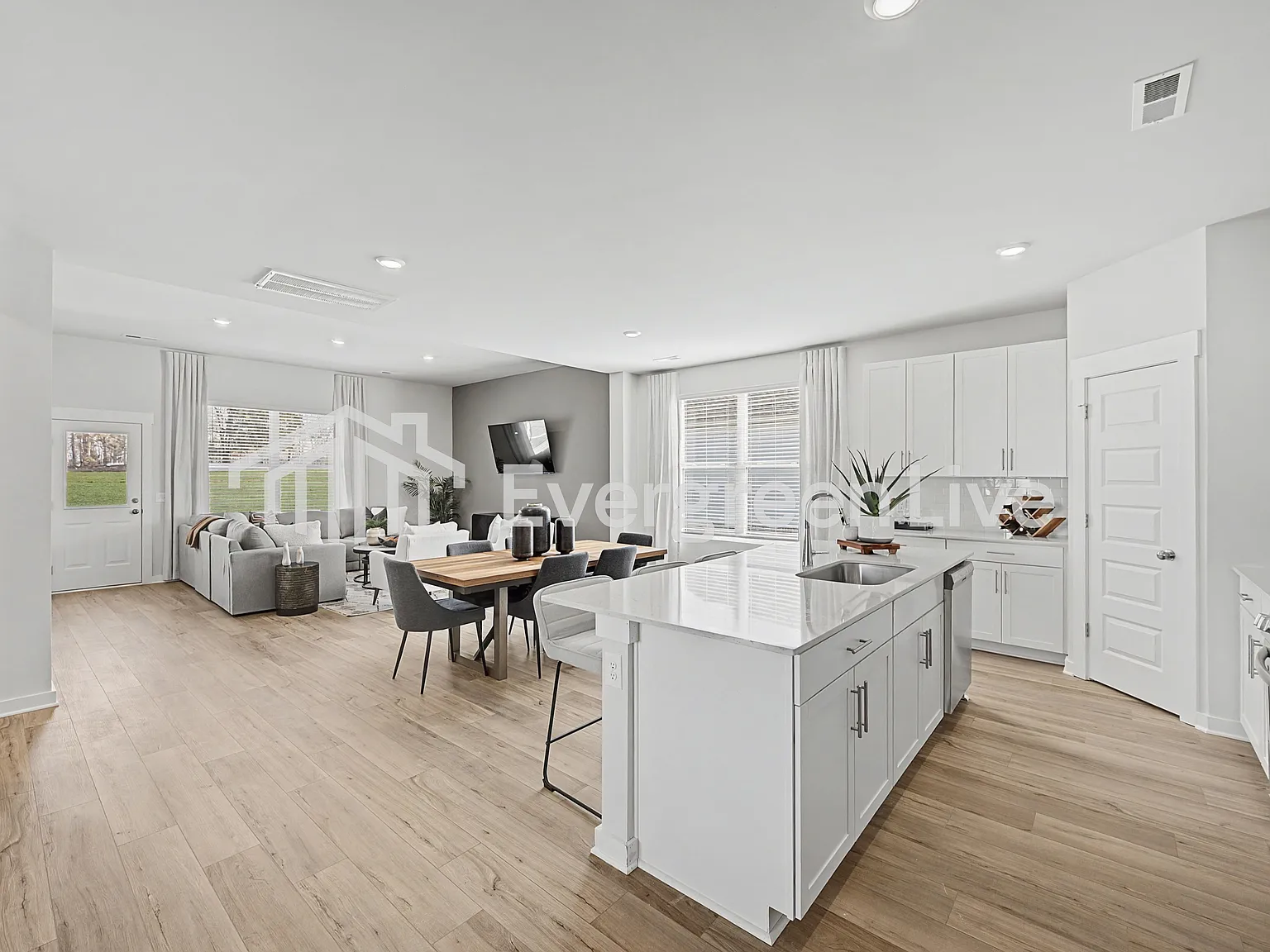 4 bed, 2.5 bath, 2571 sqft, $2,085 — Photo 3