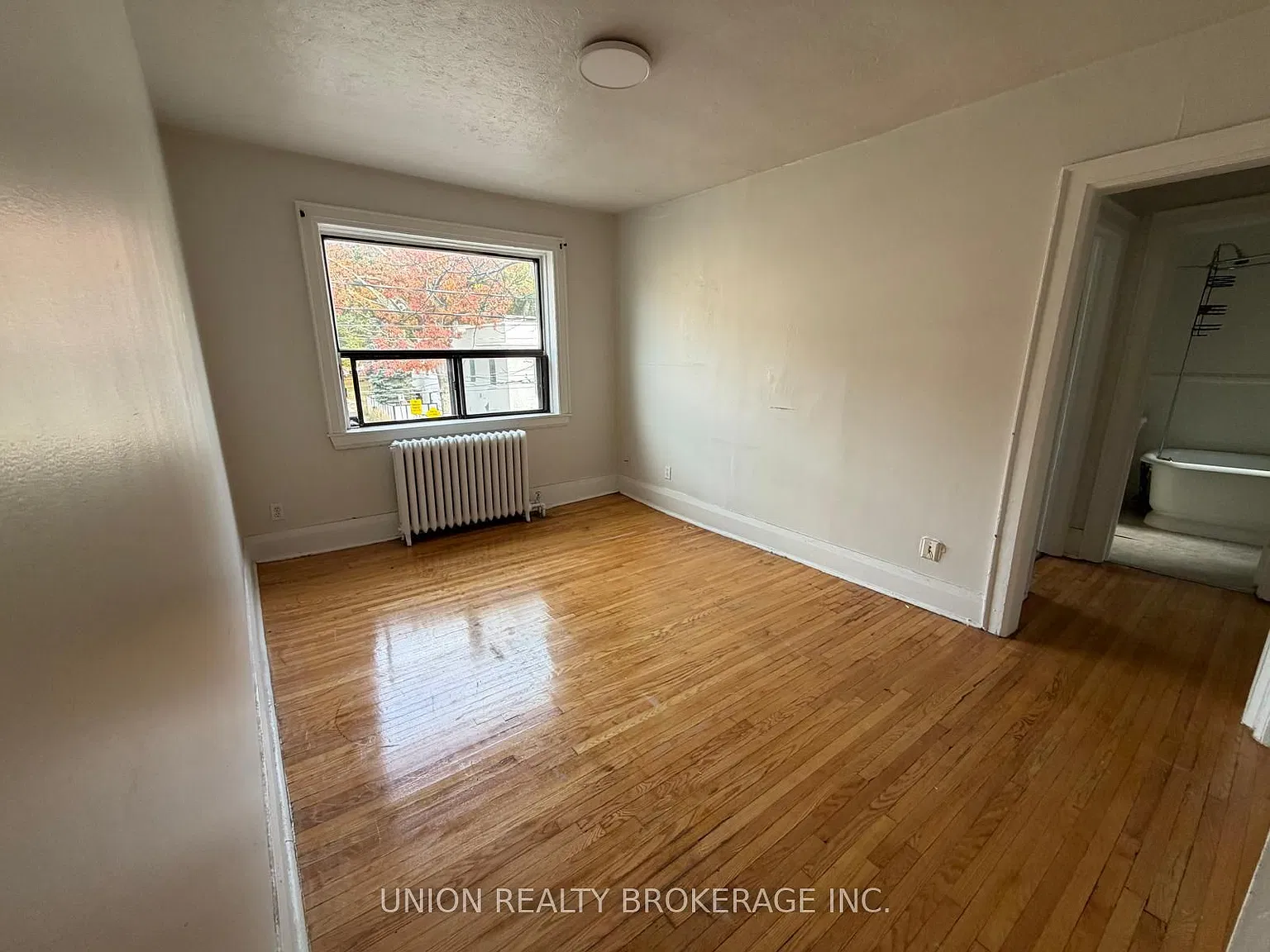 2451 Queen St E — Photo 2