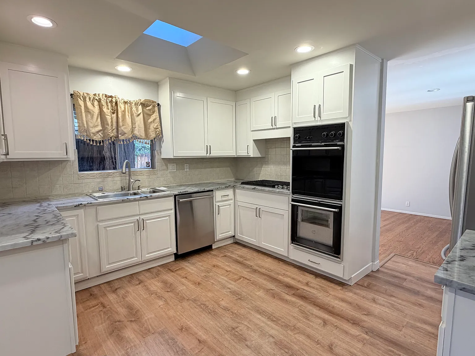 3 bed, 3.5 bath, 1960 sqft, $7,550 — Photo 4