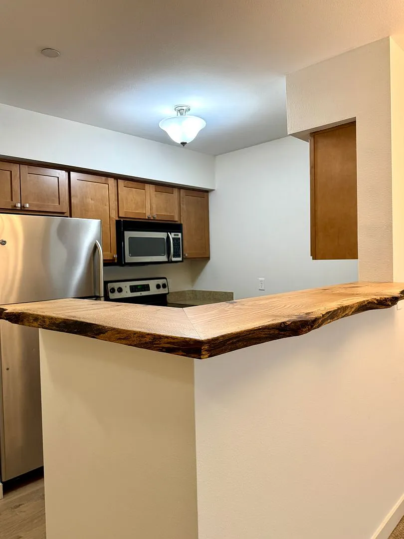 Stunning and stylish Winslow condo now available — Photo 3