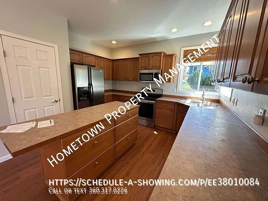 Spacious Lacey Home with Bonus Room & Fenced Yard — Photo 4
