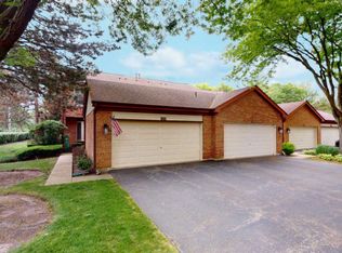 1604 N Windsor Dr, Arlington Heights, IL 60004