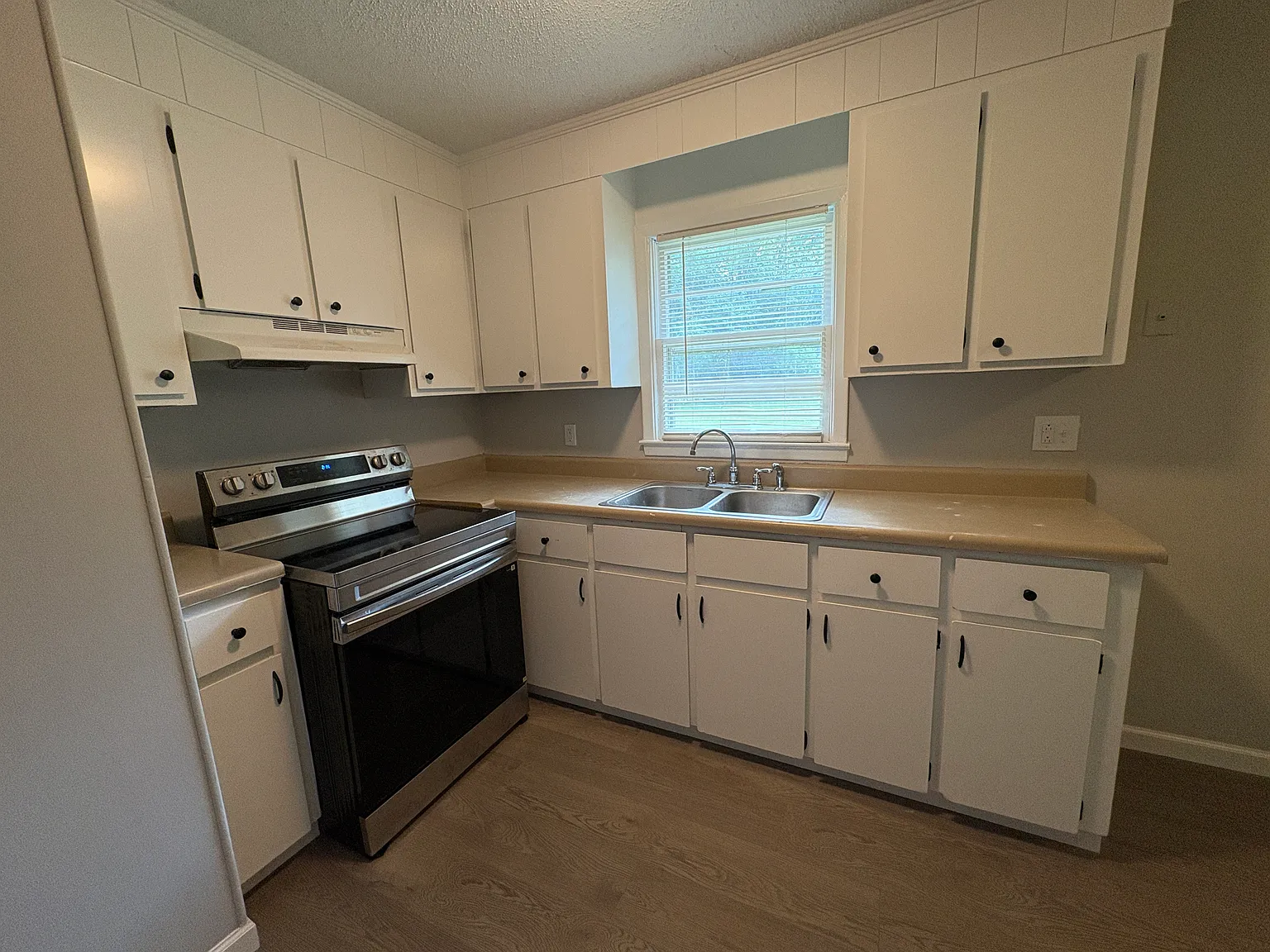 3 bed, 1.5 bath, 1056 sqft, $1,450 — Photo 3