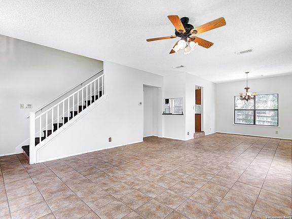 3rd image of 15718 Persimmon Hill Dr
