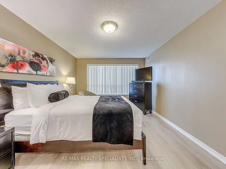 25 Kingsbridge Garden Cir W #924 — Photo 37