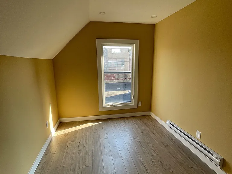 759 Barton St E — Photo 9