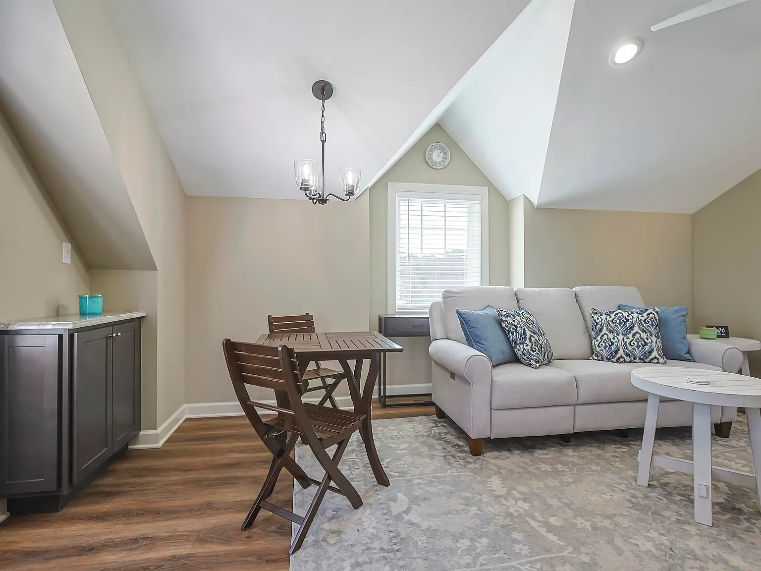 2 bed, 1.5 bath, $5,500 — Photo 3