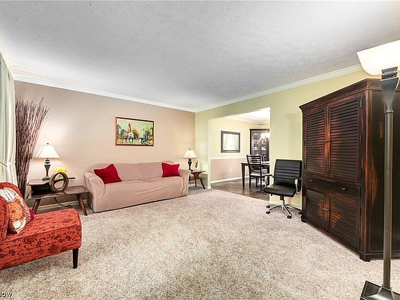 3rd image of 373 Seneca Ct