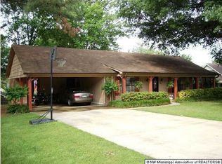 447 Lake Shore Dr N, Southaven, MS 38671
