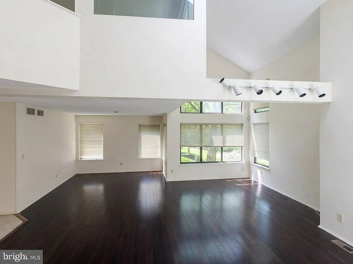 2 bed, 2.5 bath, 2201 sqft, $3,800 — Photo 3