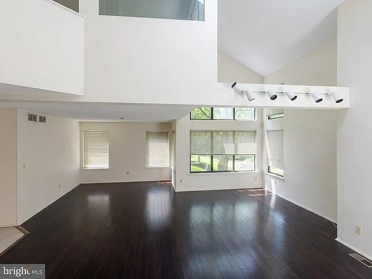 83 Sayre Dr — Photo 3