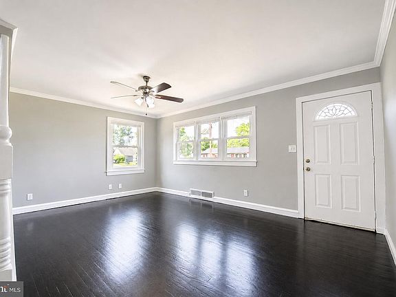 3rd image of 203 Blue Jay Ln