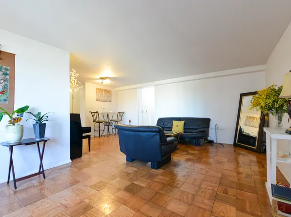 61-20 Grand Central Pkw image 9 of 24