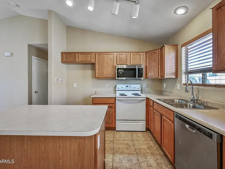 10930 W Wilshire Dr — Photo 2