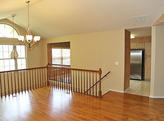 5th image of 747 Deep Wood Ct