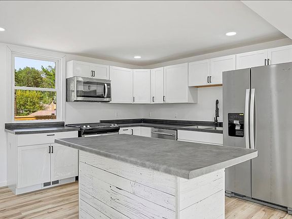 4th image of 27 Constance Ct
