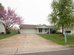 915 Westbrook Dr, Warrenton, MO 63383
