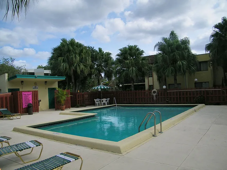 Lakeview Dr — Photo 3
