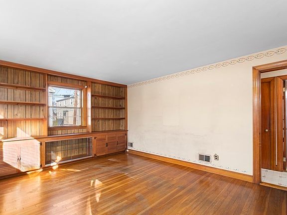 5th image of 25 Northend Ave