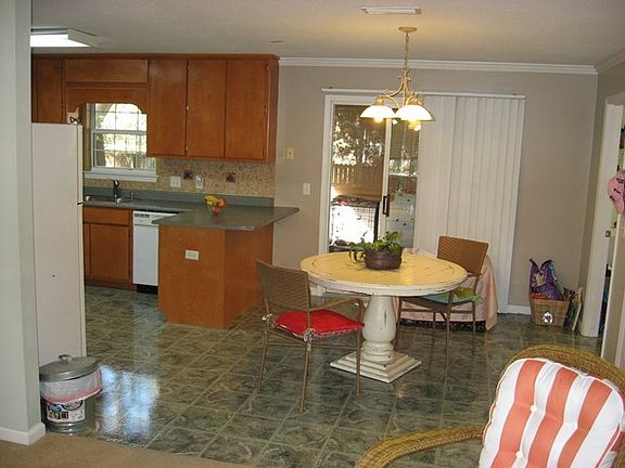 5th image of 210 Stillwater Dr