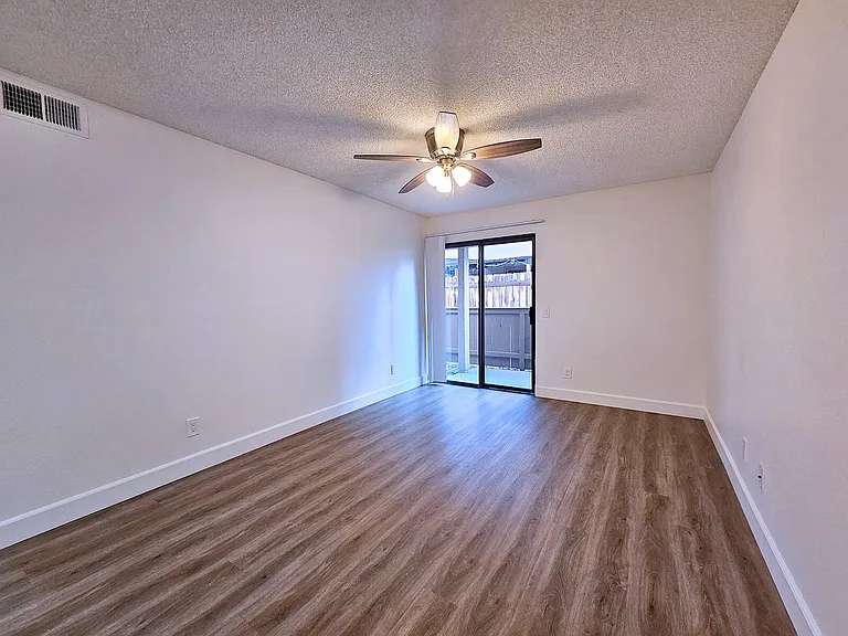 WELCOME TO THE VINE APARTMENTS! — Photo 1