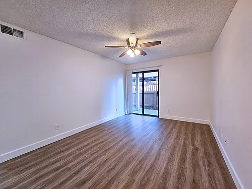 WELCOME TO THE VINE APARTMENTS! Photo 1