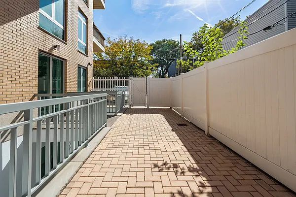Sold by R New York | media 7