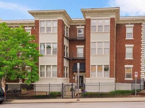200 E 43rd St APT 306, Kansas City, MO 64111
